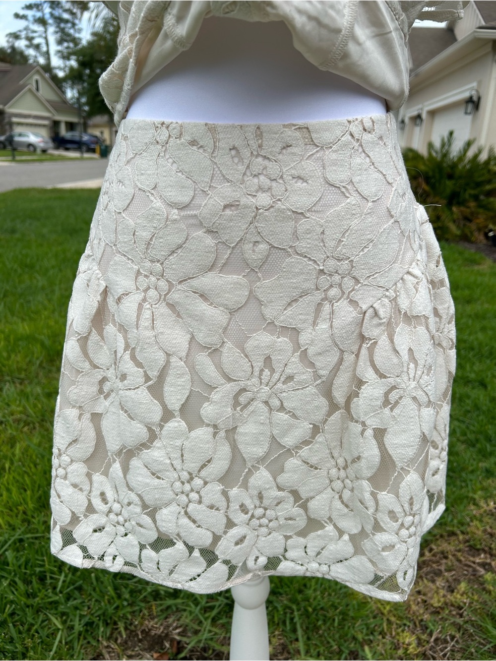 NWT🌷EXPRESS Lace Floral V-Neck Flutter Sleeve Top & Mini Skirt - Picture 5 of 15
